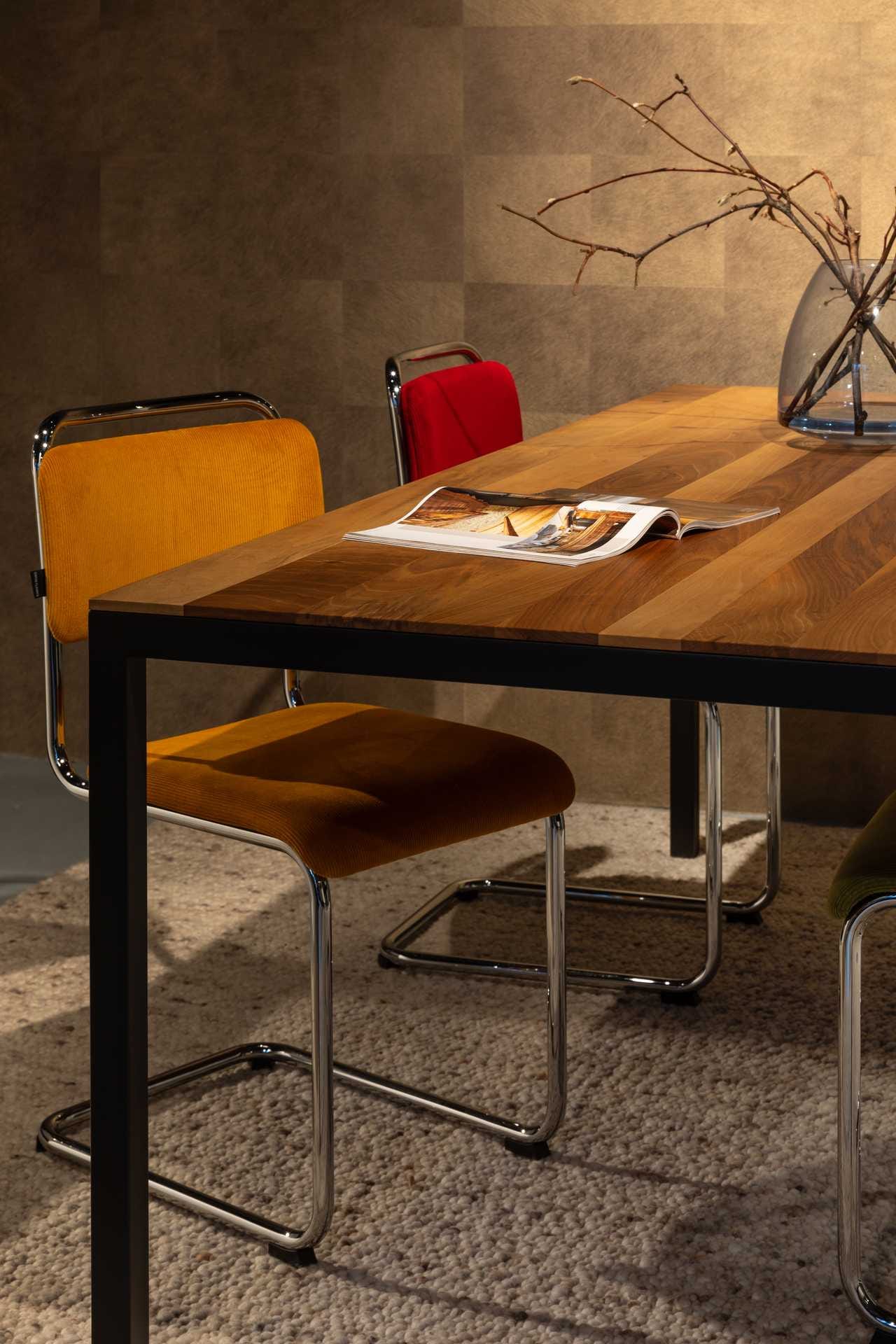 Pilat & Pilat Tiemen Tafel Walnoot Olie Frame RAL 9004 Metaal - Afbeelding 2